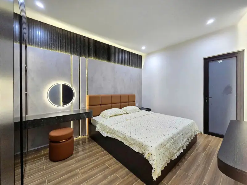 Phòng ngủ có gương tròn led