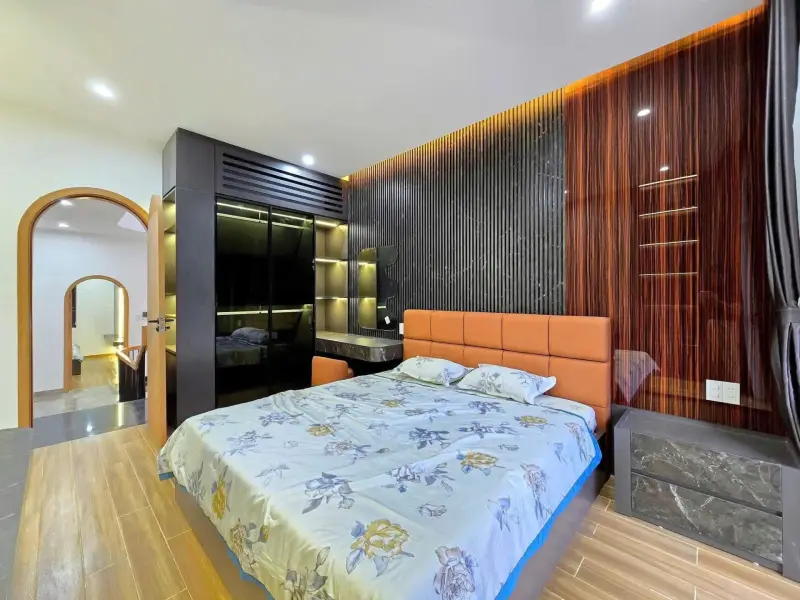 Phòng ngủ vách gỗ và lam đen